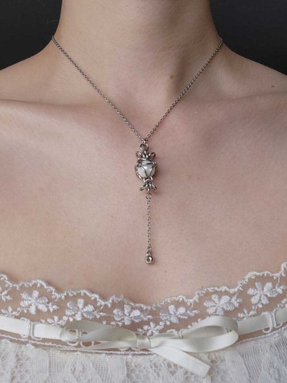 Vintage white pearl and silver rosary necklace with a small silver chain - Picture 2 of 9